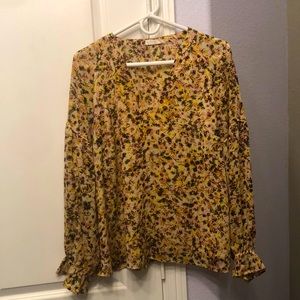 Beautiful top, printed flowers. LARGE size.